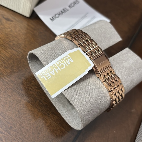 Michael Kors Rose Gold Watch - Picture 6 of 11